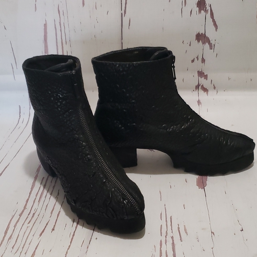 Papucei Textured Black Leather Full Front Zip Bock Low Heel Women' Boots Size 39